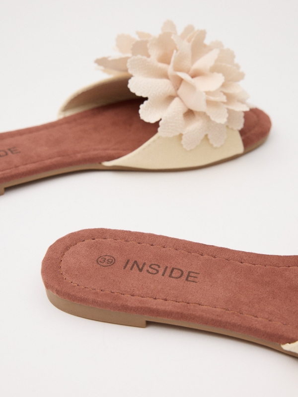 Floral sandal with flower off white detail view