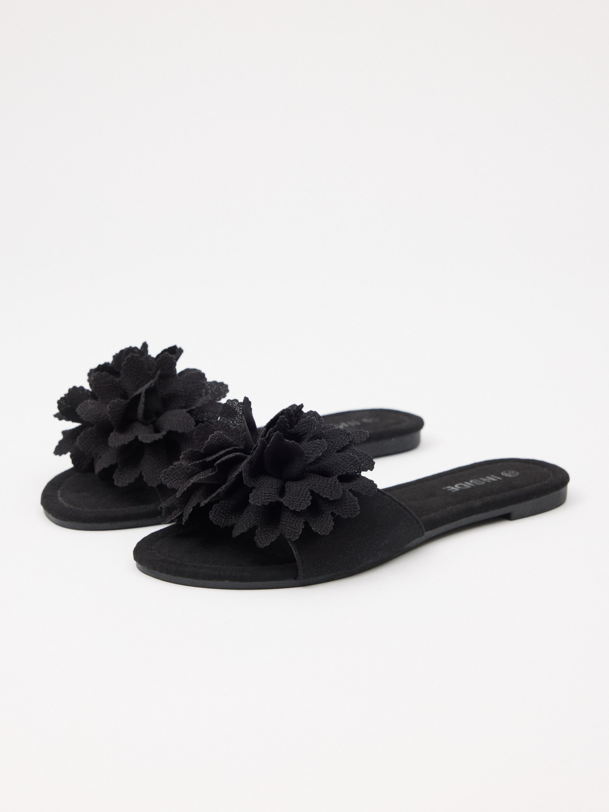 Sandálias com flores preto vista frontal 45º