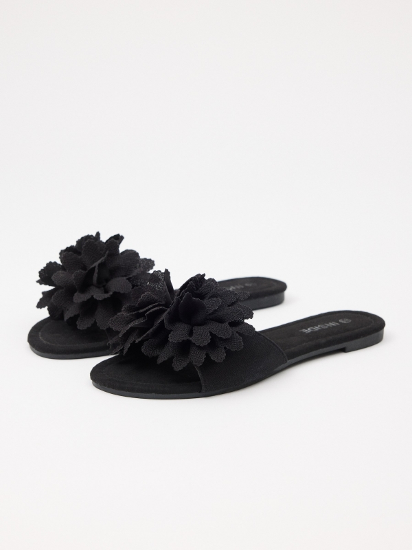 Sandálias com flores preto vista frontal 45º