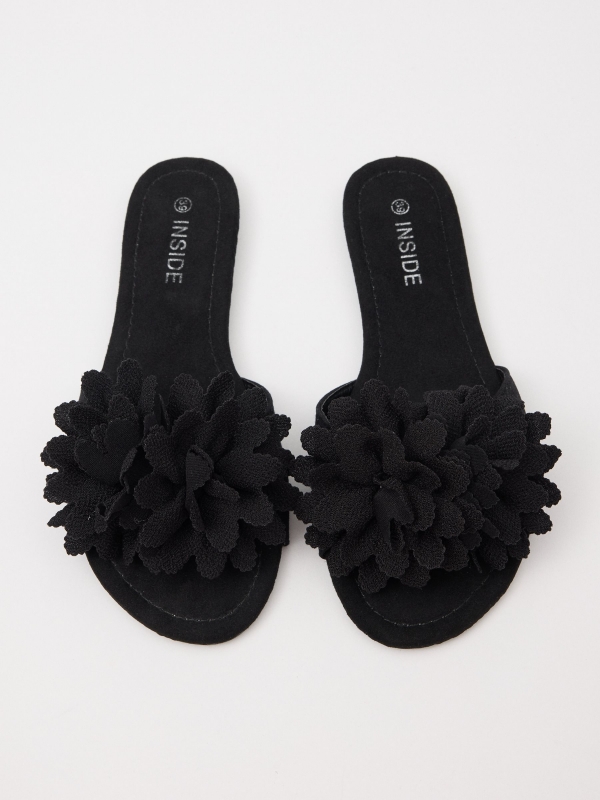 Sandalia pala con flores negro vista lateral