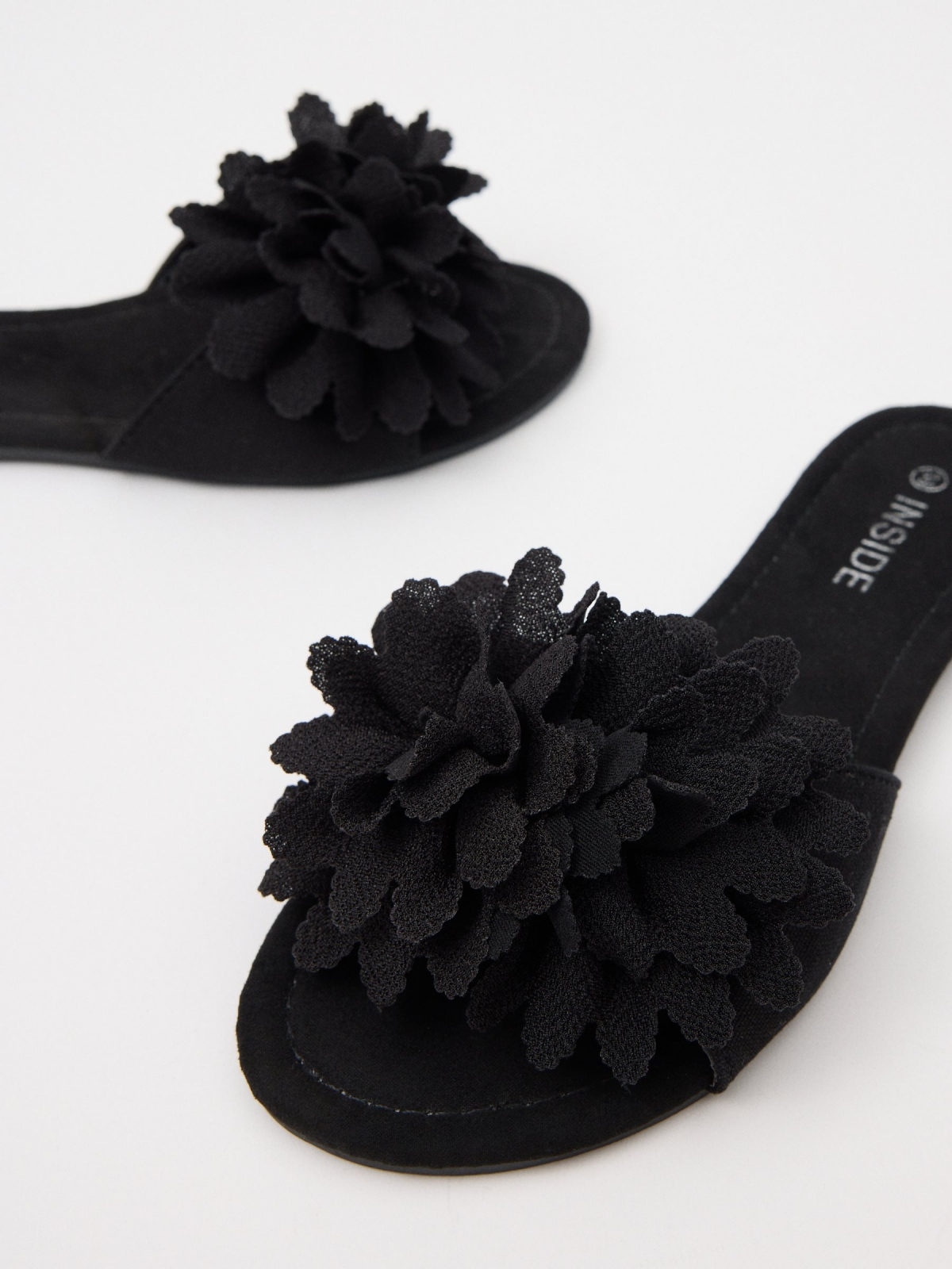 Sandálias com flores preto vista detalhe