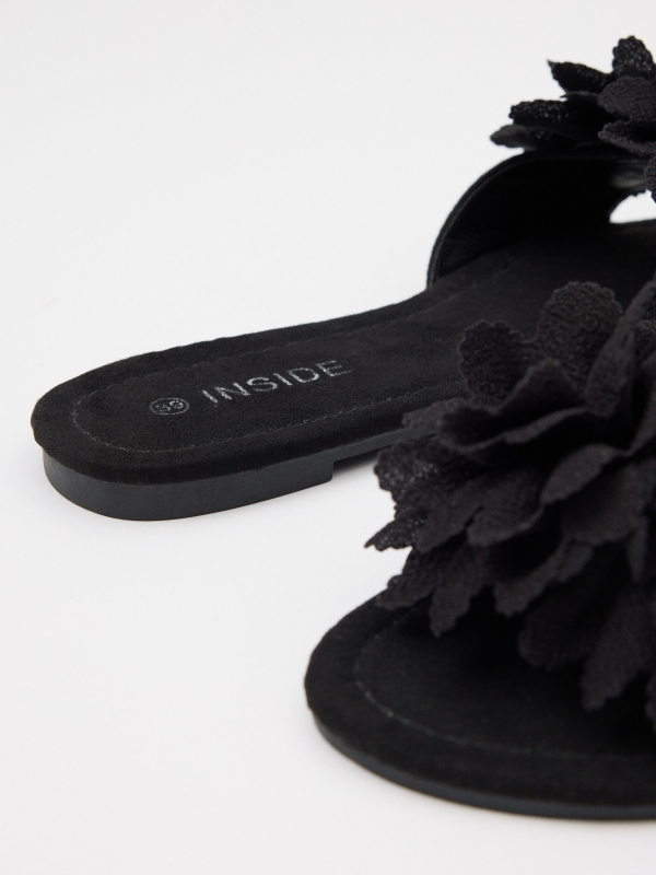 Sandálias com flores preto vista detalhe