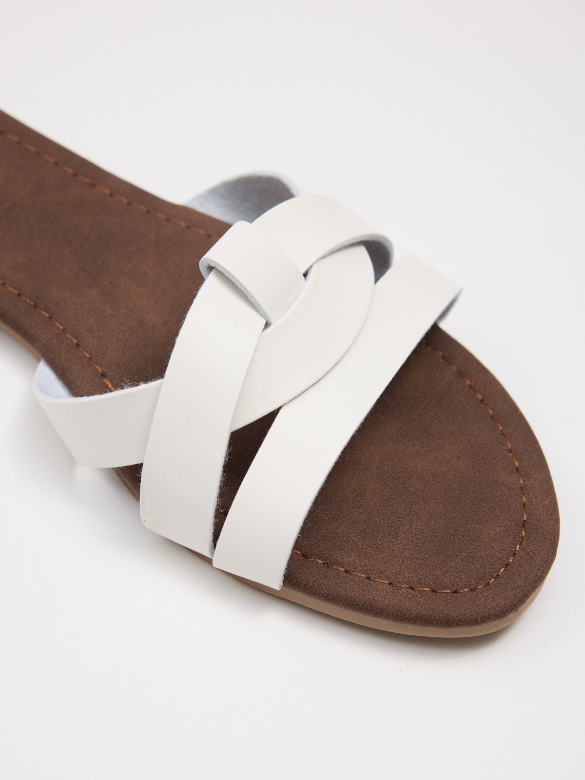 Sandália com correias trançadas branco vista detalhe