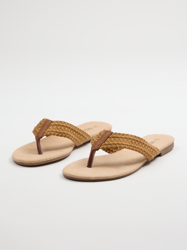 Knitted toe sandal light brown 45º front view