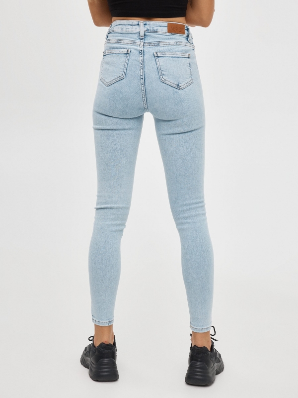 Jeans skinny tiro alto azul claro vista media trasera