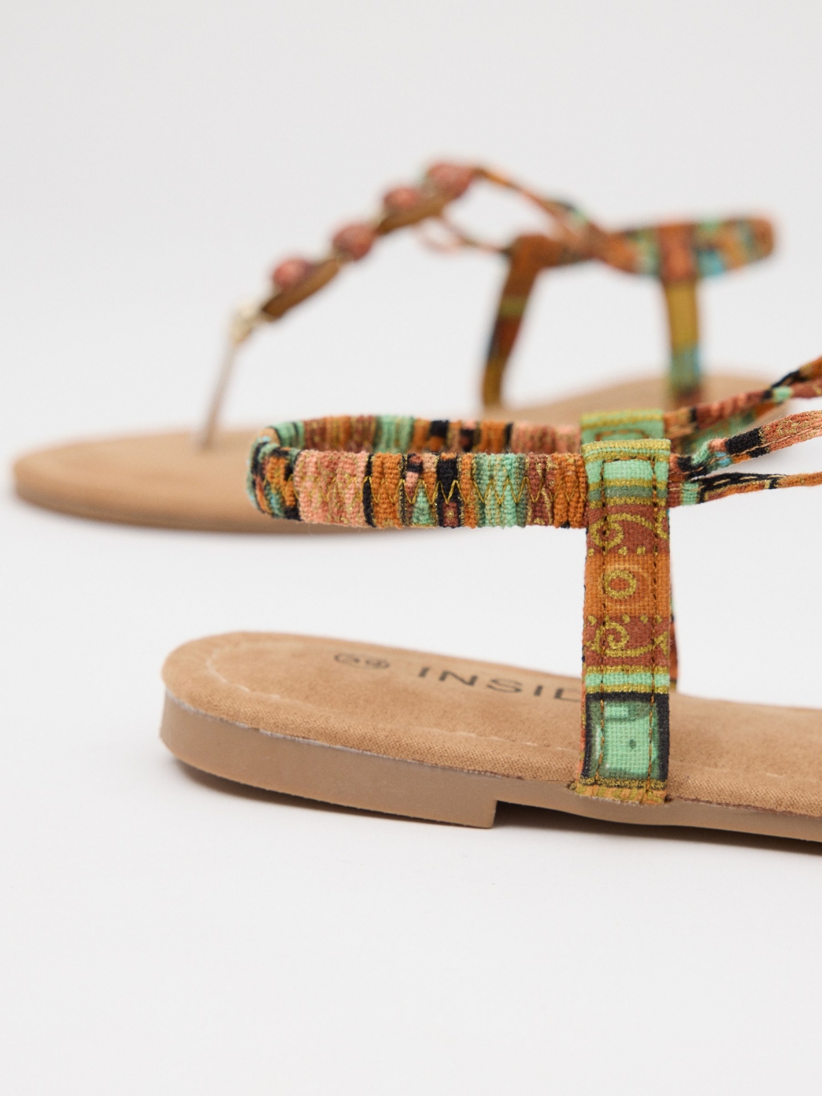 Biqueira de sandália com missangas multicolorido vista detalhe