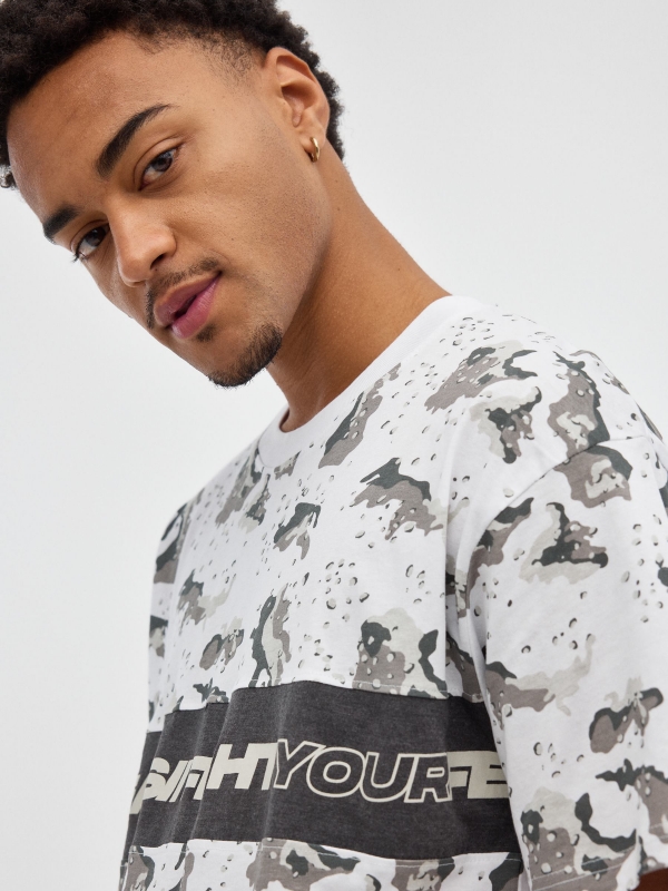 Camouflage T-shirt white detail view