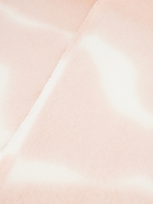 Cachecol enrolado com franjas rosa vista detalhe