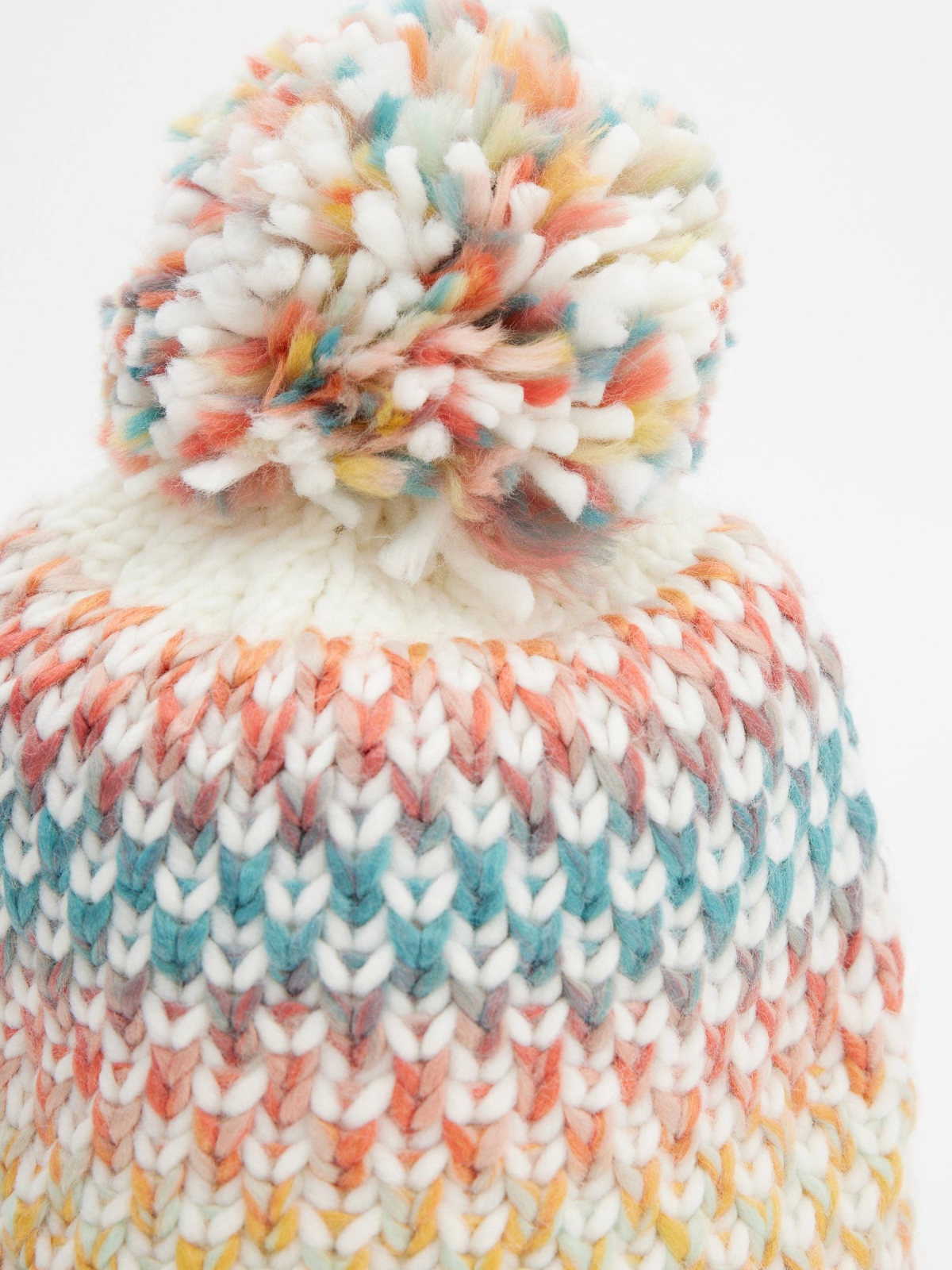 Chapéu multicolorido com pompom multicolorido vista detalhe