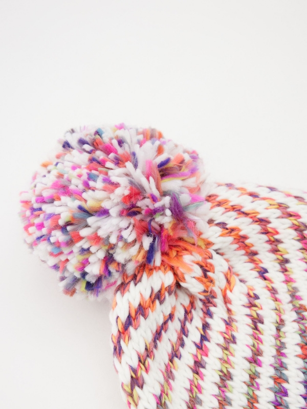 Chapéu pompom multicolor mulher multicolorido vista detalhe