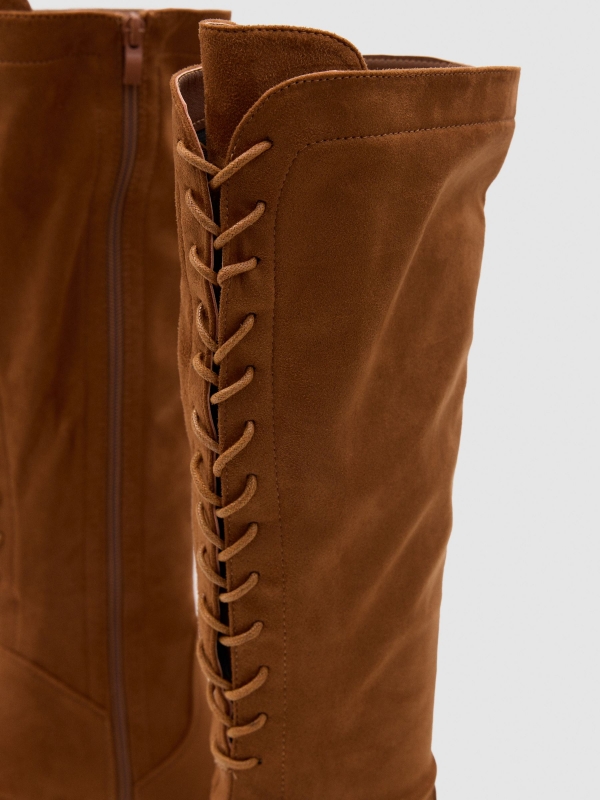 Bota de caña alta con cordones marrón vista detalle