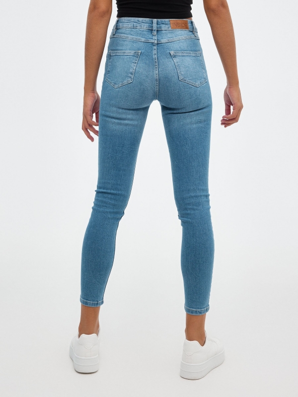 Jeans skinny de tiro medio azul vista media trasera
