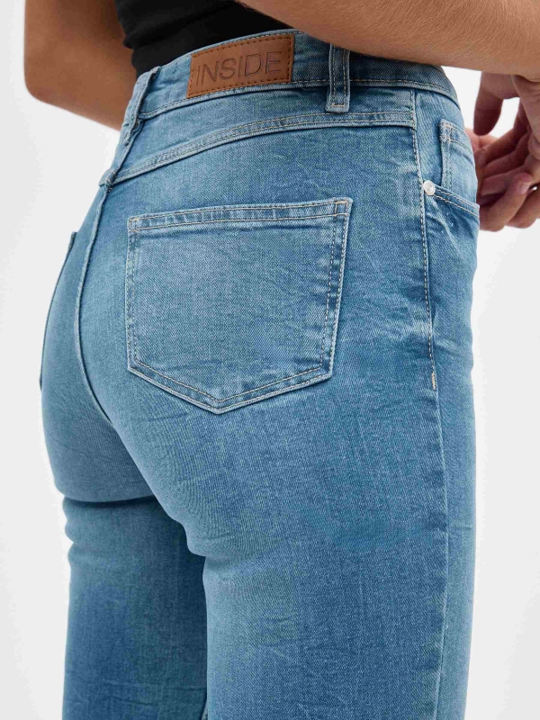Jeans skinny de tiro medio azul vista detalle