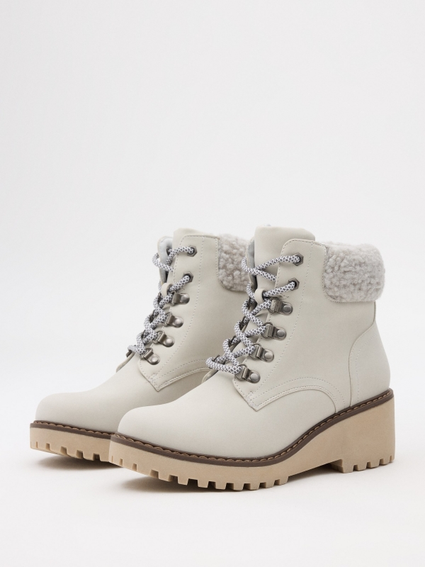 Mountaineering boots with wedge light grey 45º front view