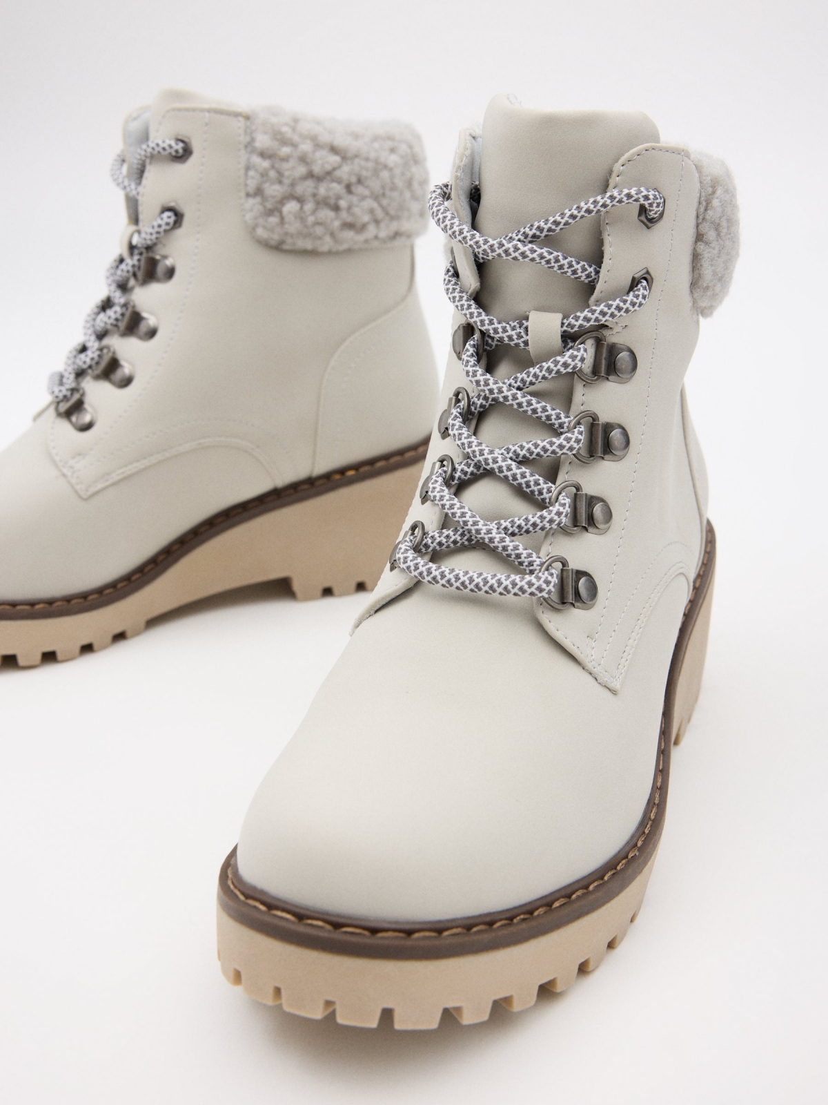 Mountaineering boots with wedge light grey detail view