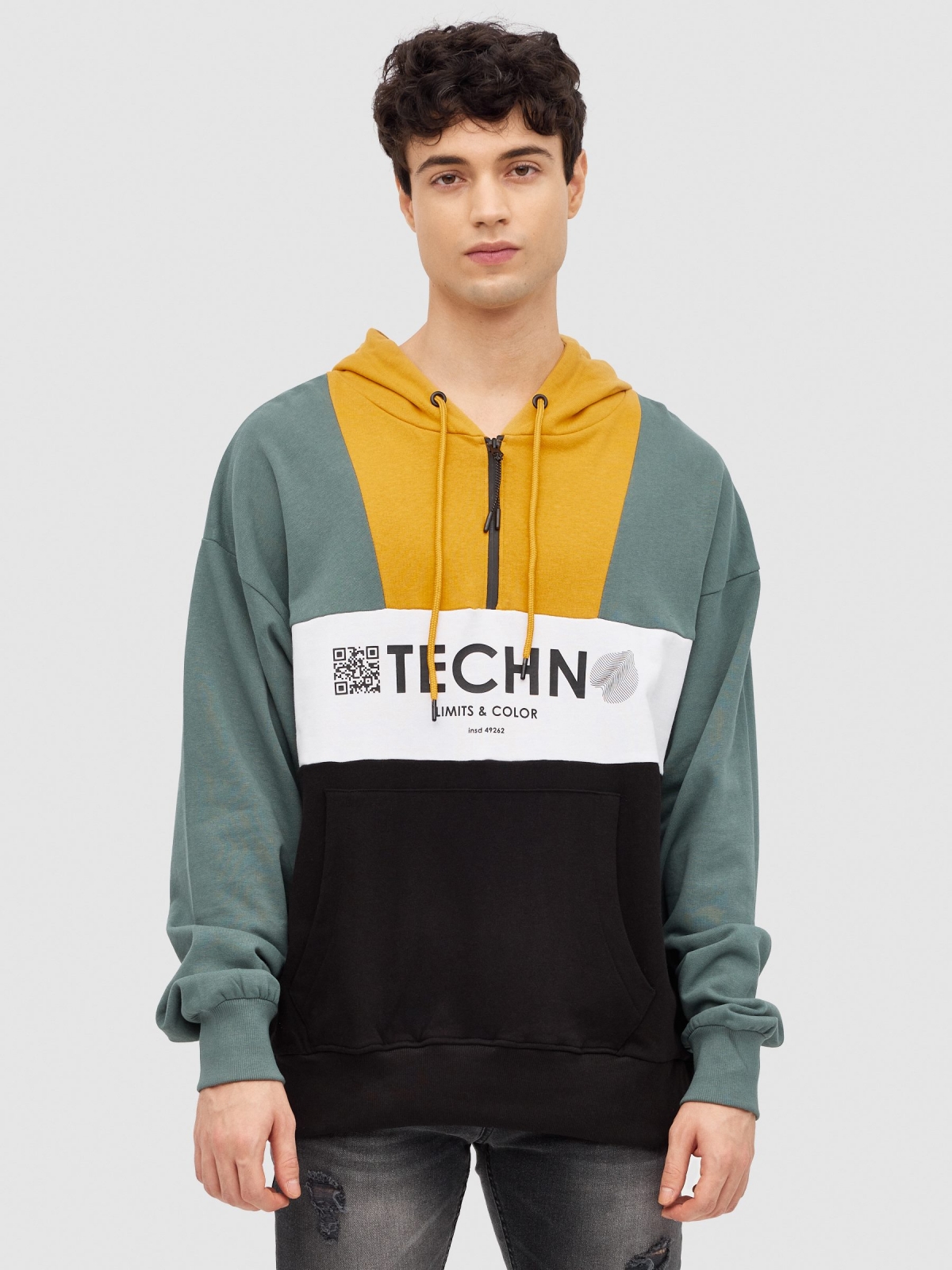 Sweatshirt com capuz TECHN preto vista meia frontal