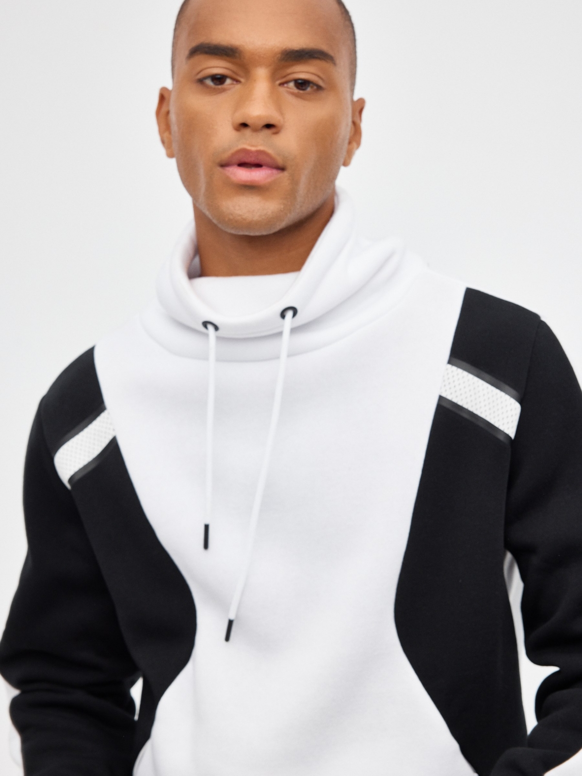 Fluid neck sweatshirt without hood white detail view