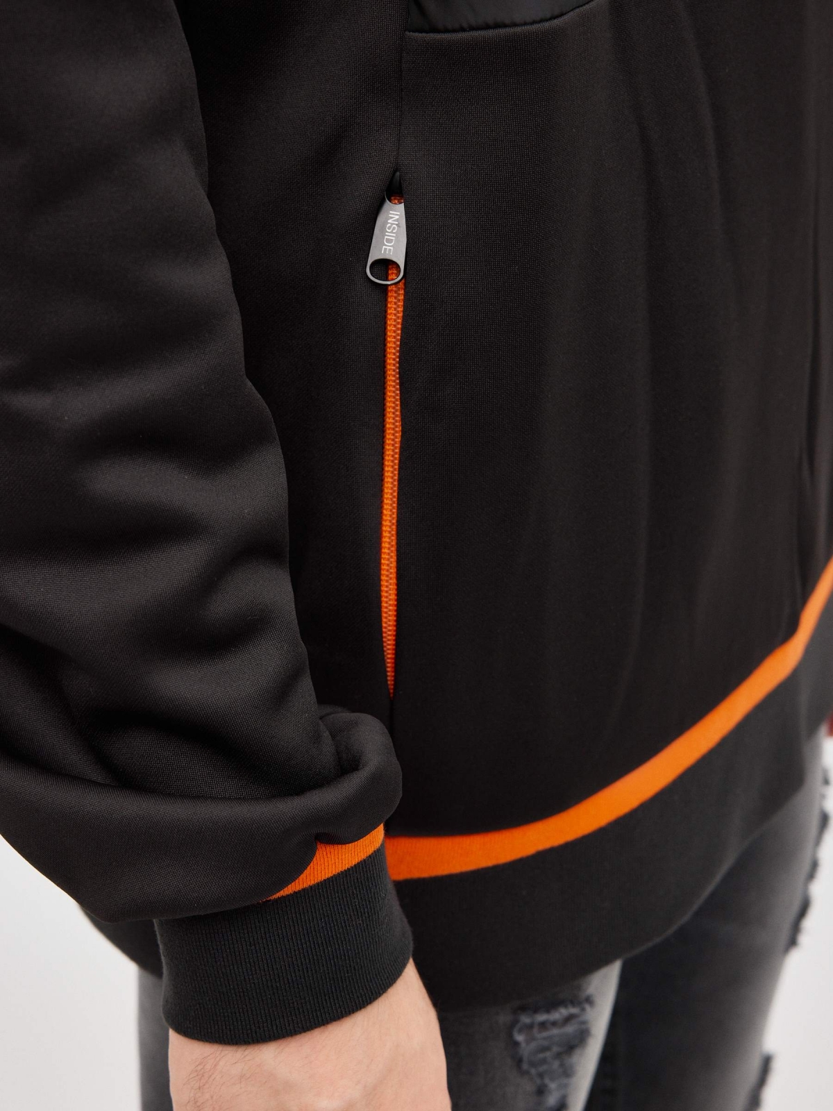 Sweatshirt com capuz semicerrada preto vista detalhe