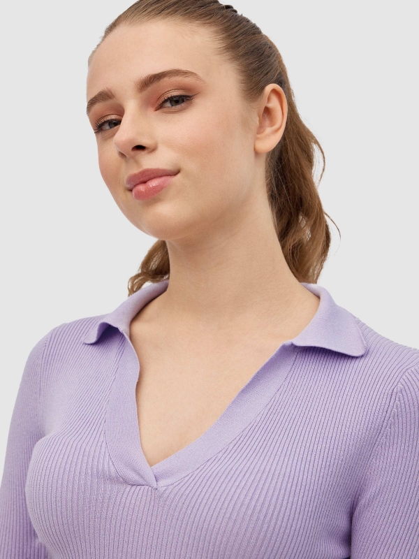 Jersey crop slim cuello de polo violeta vista detalle