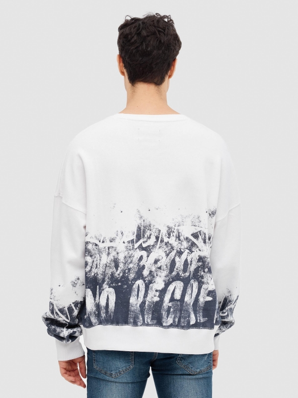 Sweatshirt com print graffiti branco vista meia traseira