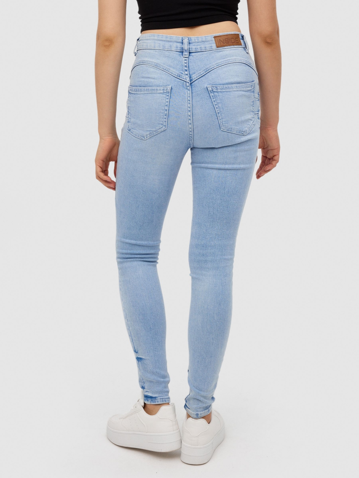 Jeans skinny denim tiro alto azul vista media trasera