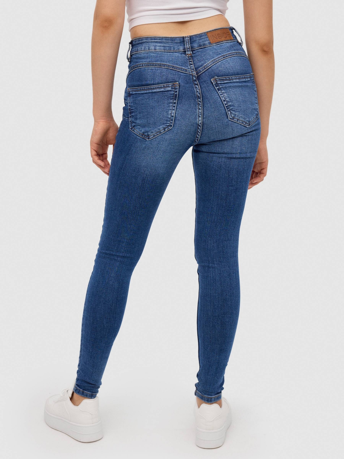 Jeans skinny de cintura subida azul vista meia traseira