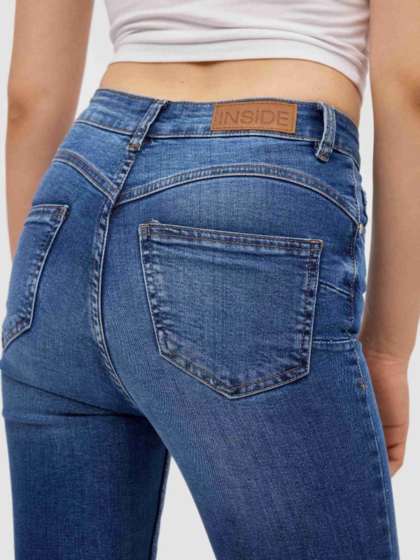 Jeans skinny de cintura subida azul vista detalhe