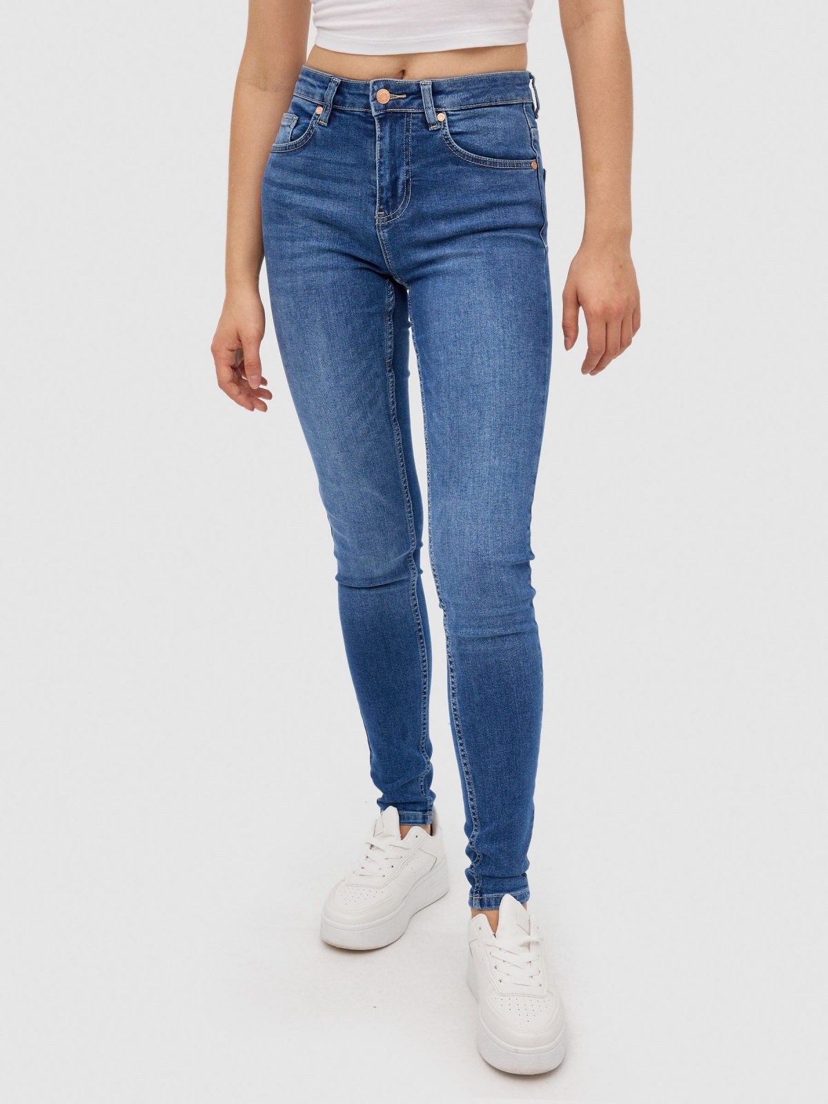 Jeans skinny de cintura média azul vista meia frontal