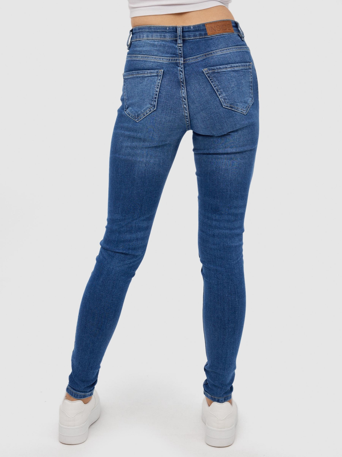 Jeans skinny de cintura média azul vista meia traseira