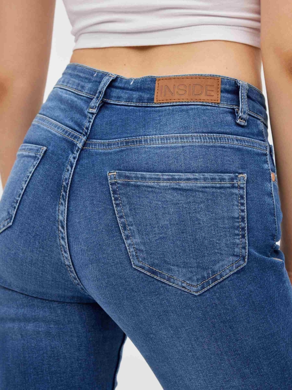 Jeans skinny de cintura média azul vista detalhe