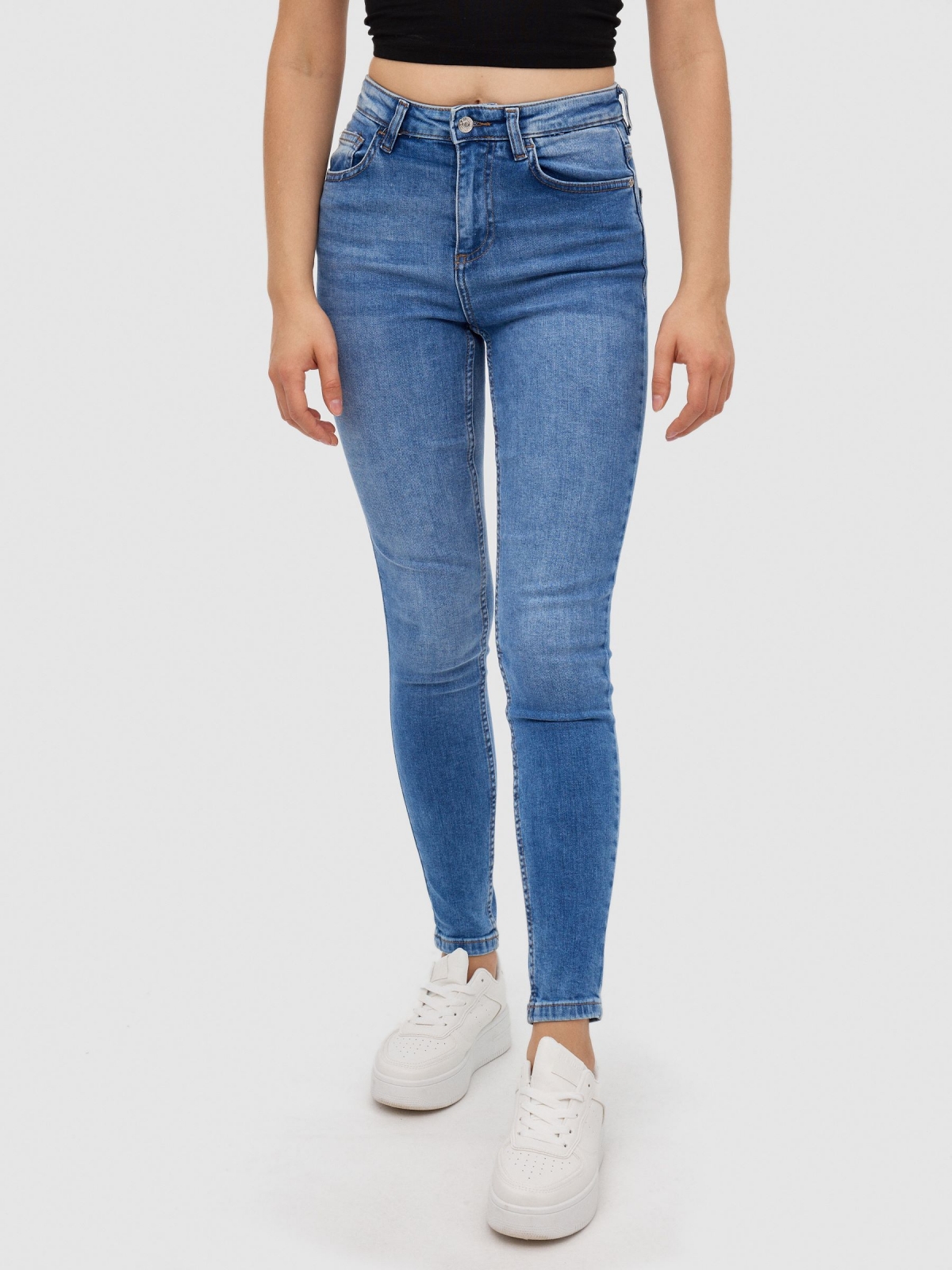 Jeans skinny básicas cintura média azul vista meia frontal
