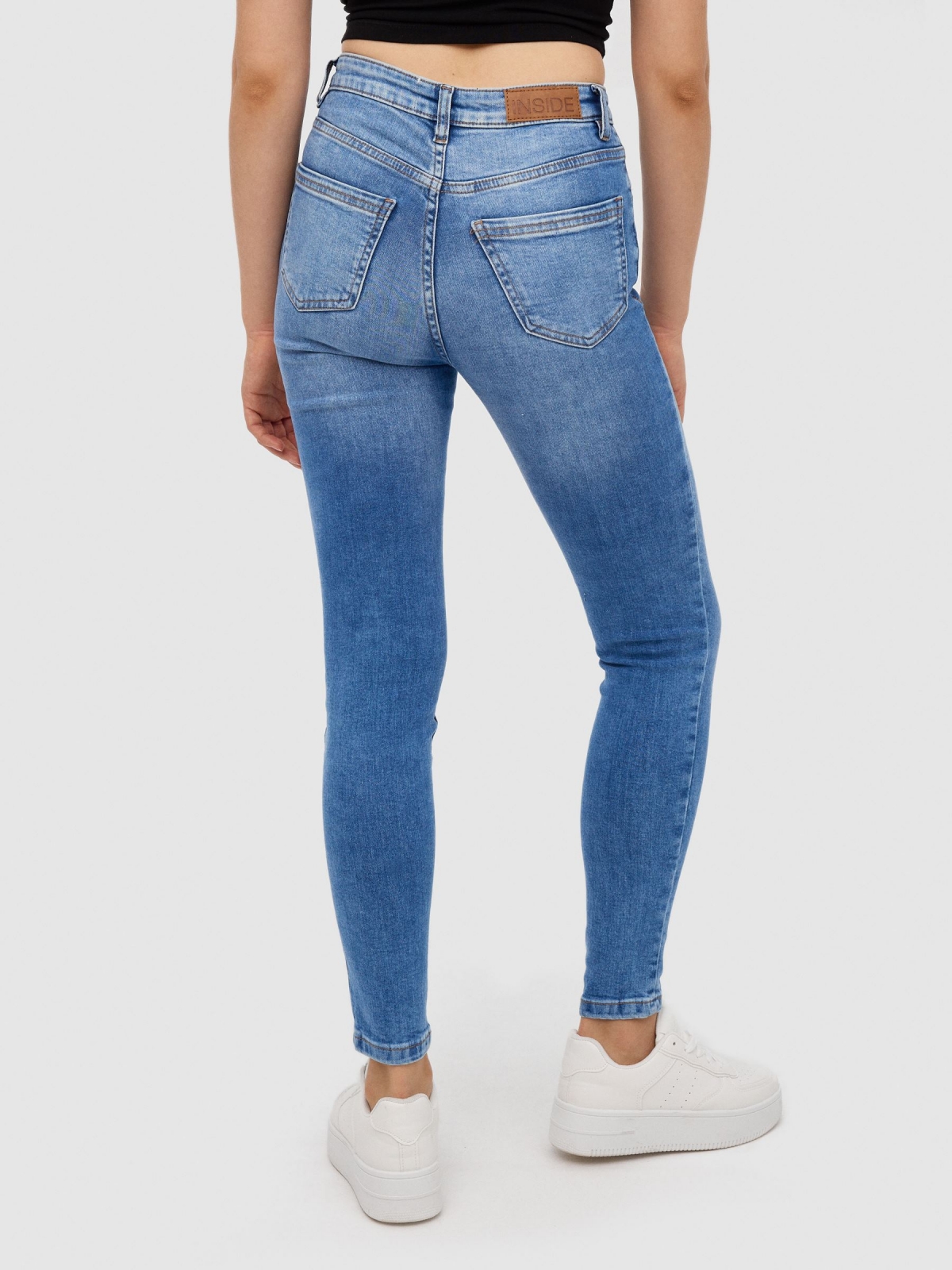 Jeans skinny básicas cintura média azul vista meia traseira