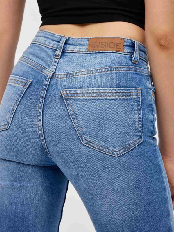 Jeans skinny básicas cintura média azul vista detalhe