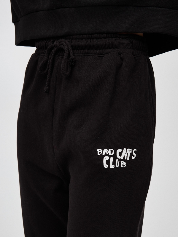 Sudadera Bad Cats Club negro vista detalle