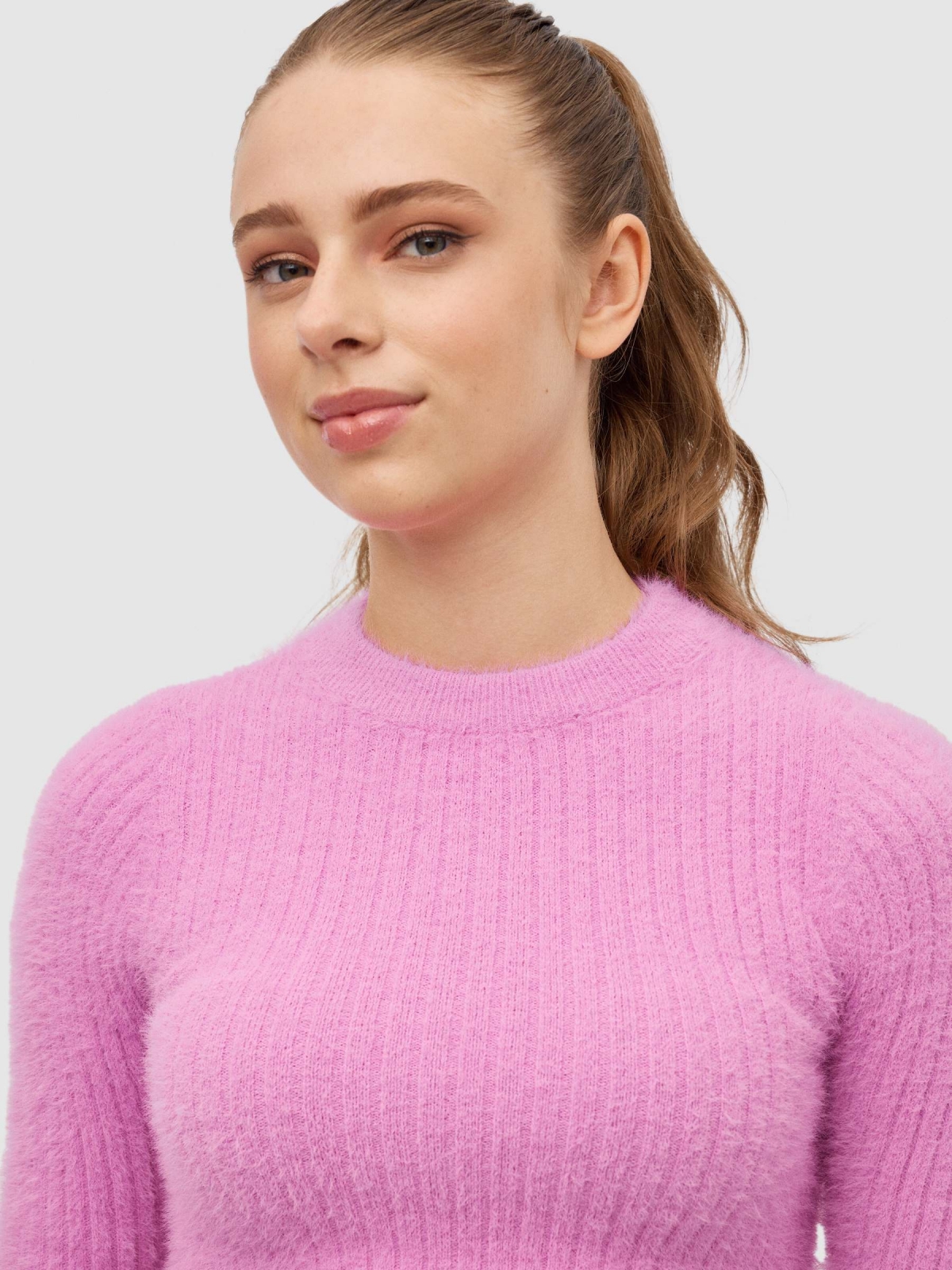 Knitted slim sweater pink detail view