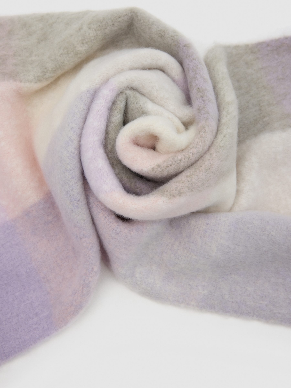 Bufanda gris y violeta malva vista detalle