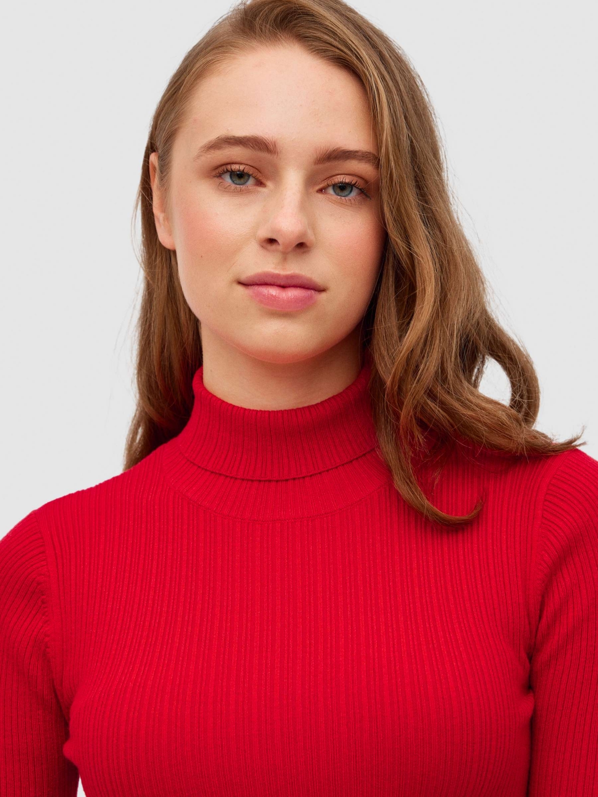 Jersey básico color cuello vuelto rojo intenso vista detalle