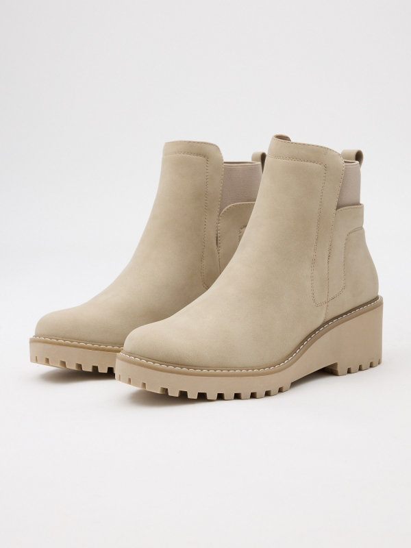 Wedge and elastic boots beige 45º front view
