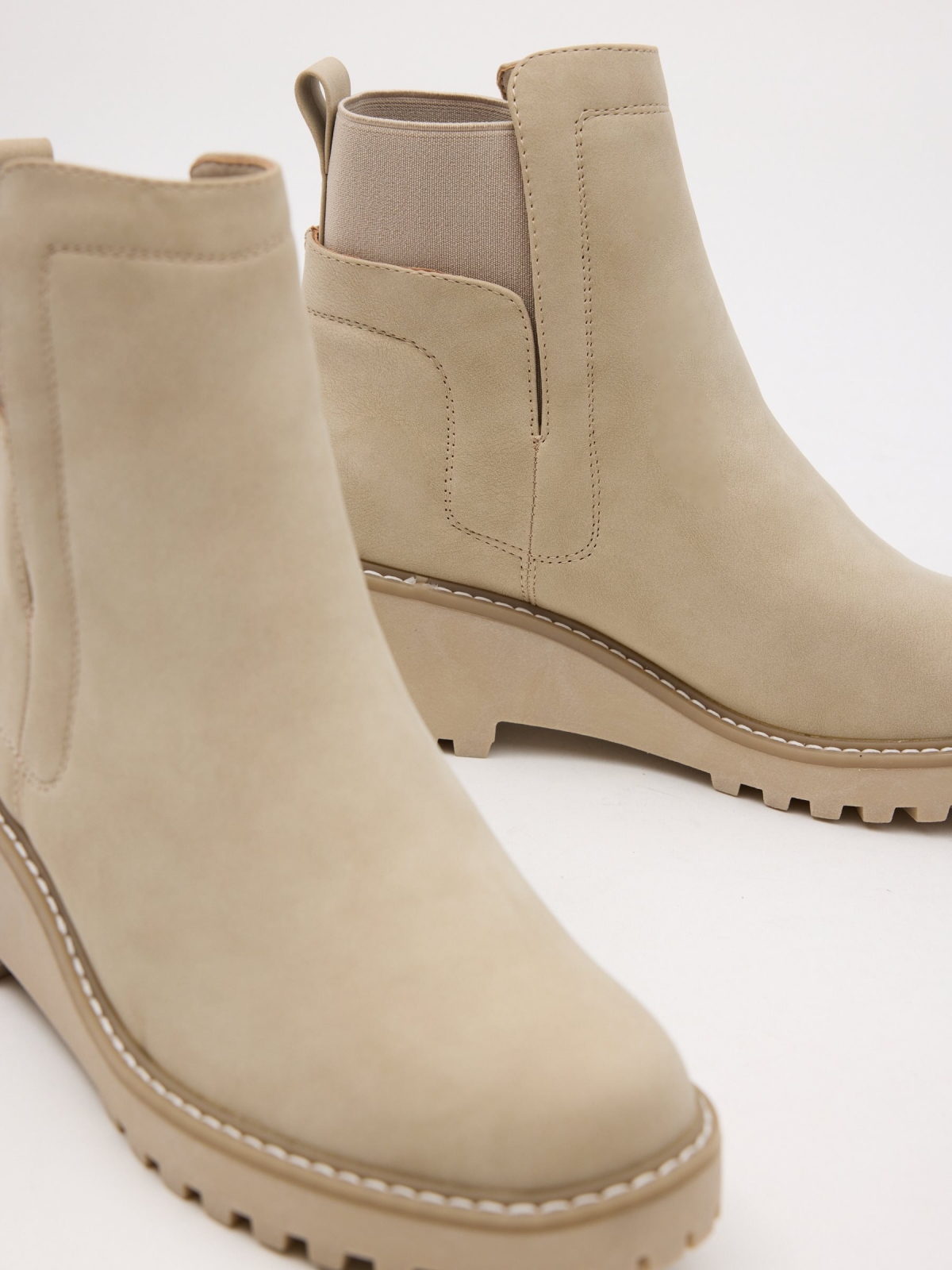 Wedge and elastic boots beige detail view