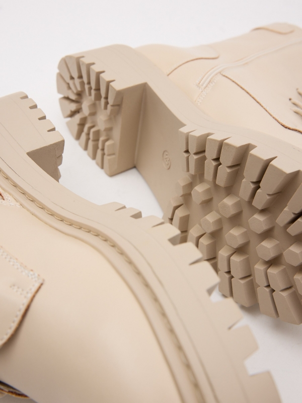 Half-calf zipper boots beige detail view