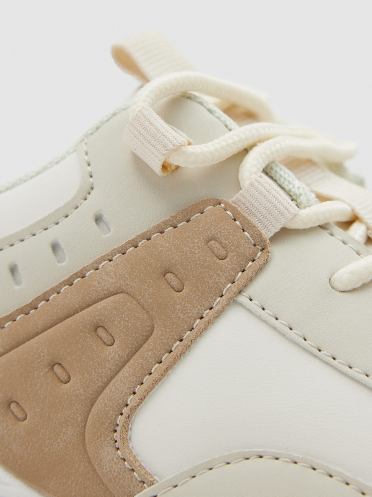Sapato com sola de ar branco vista detalhe