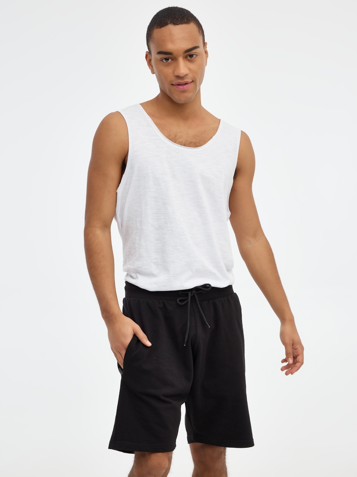 Basic sports shorts black middle front view