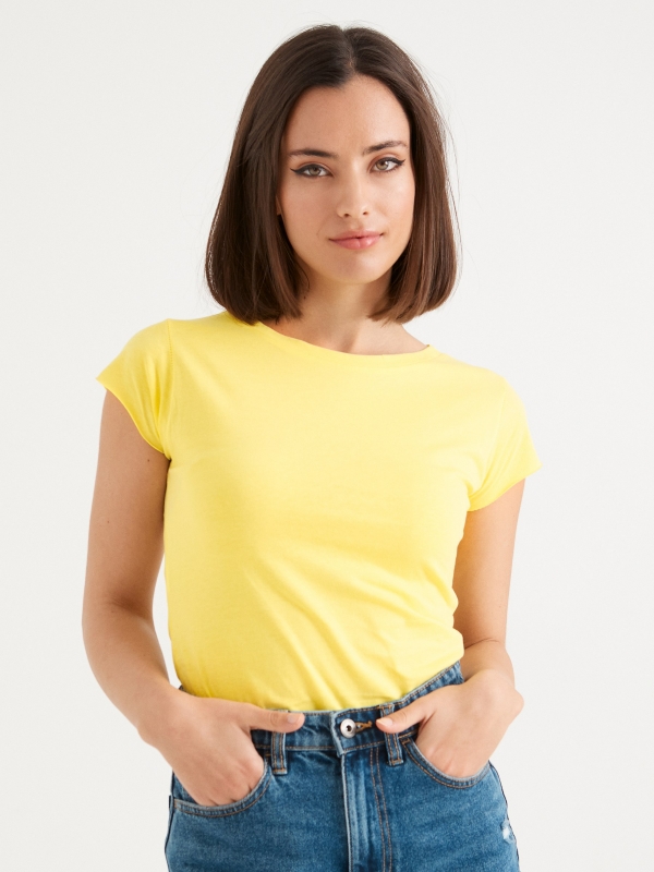 T-shirt básica de gola redonda amarelo vista meia frontal