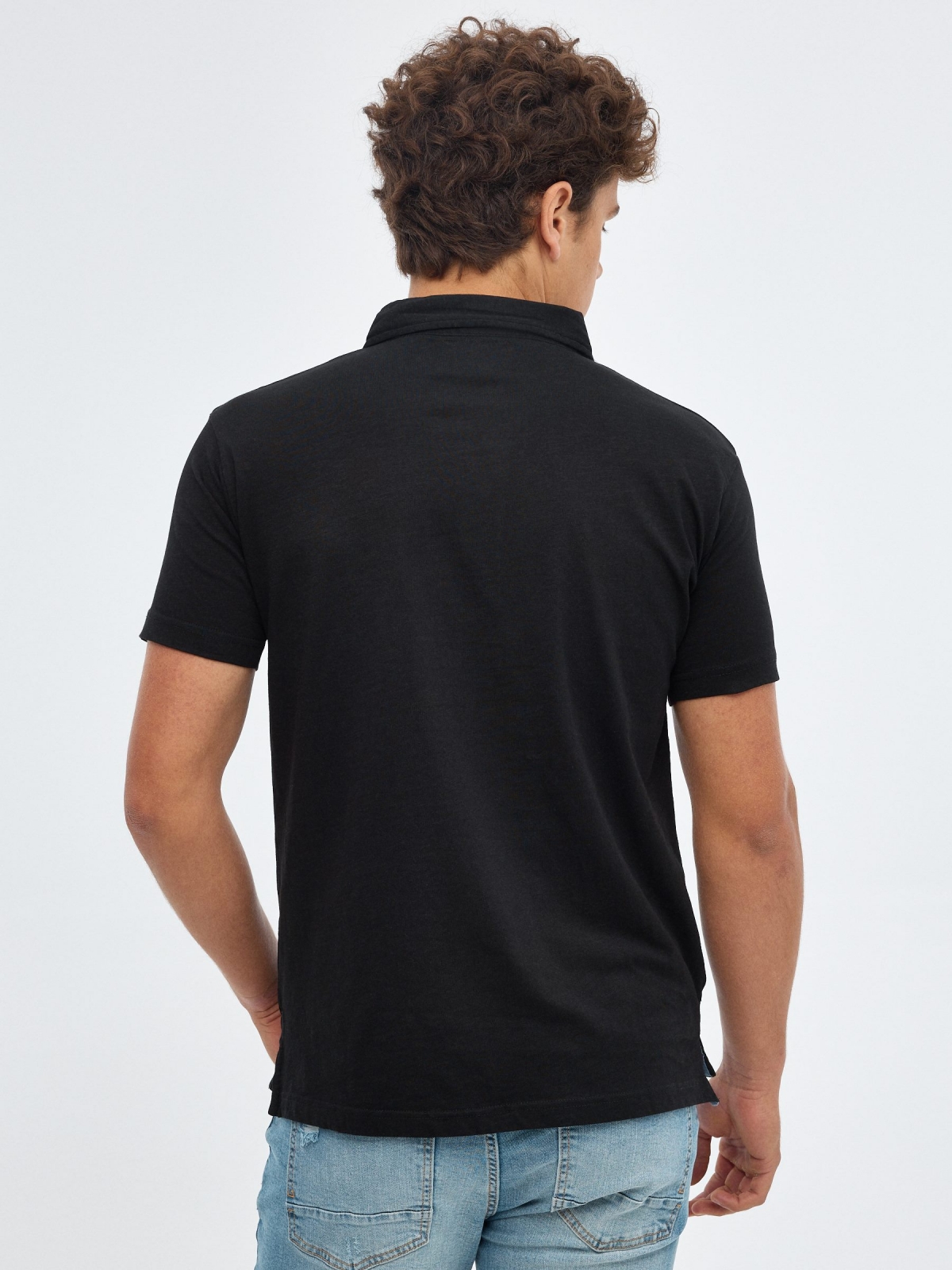 Camisa pólo básica gola clássica preto vista meia traseira