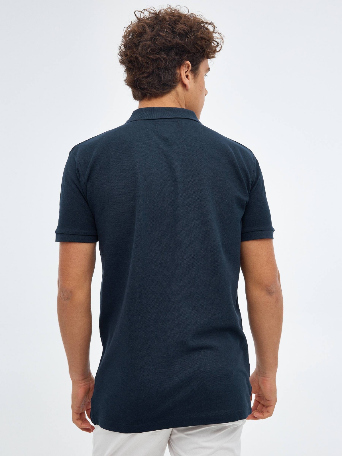Camisa polo básica com logotipo gravado azul marinho vista meia traseira