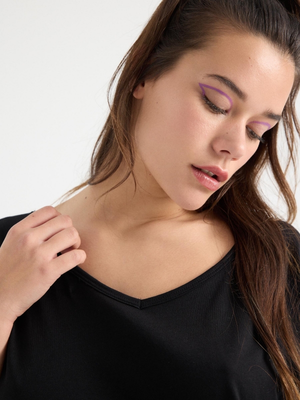 T-shirt with back neckline black detail view