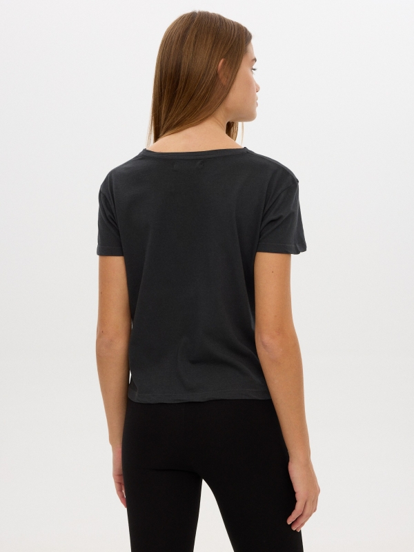 T-shirt com estampado cinza escuro vista meia traseira