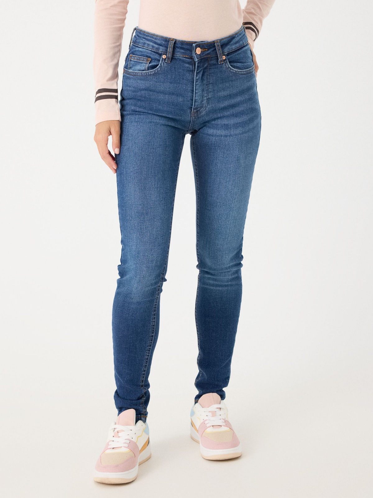 Jeans skinny azul cintura média índigo vista meia frontal