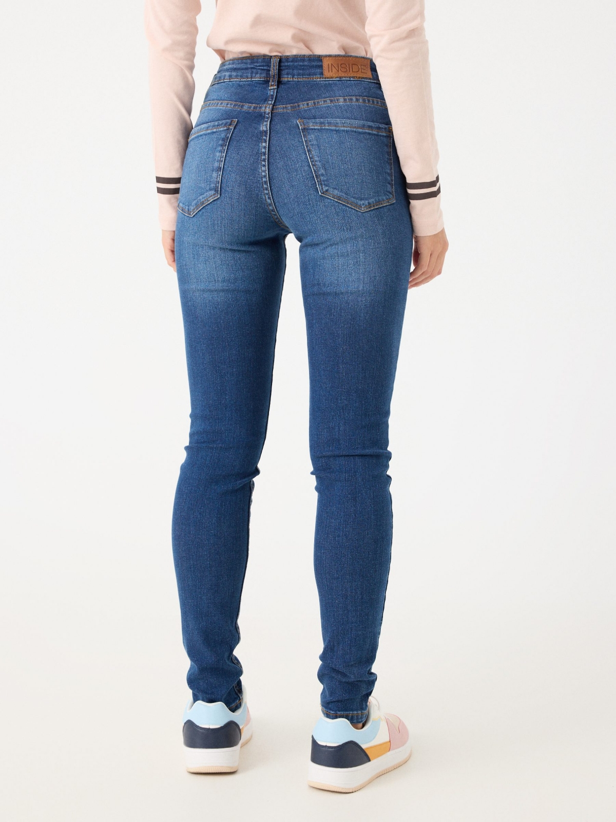 Jeans skinny azul cintura média índigo vista meia traseira