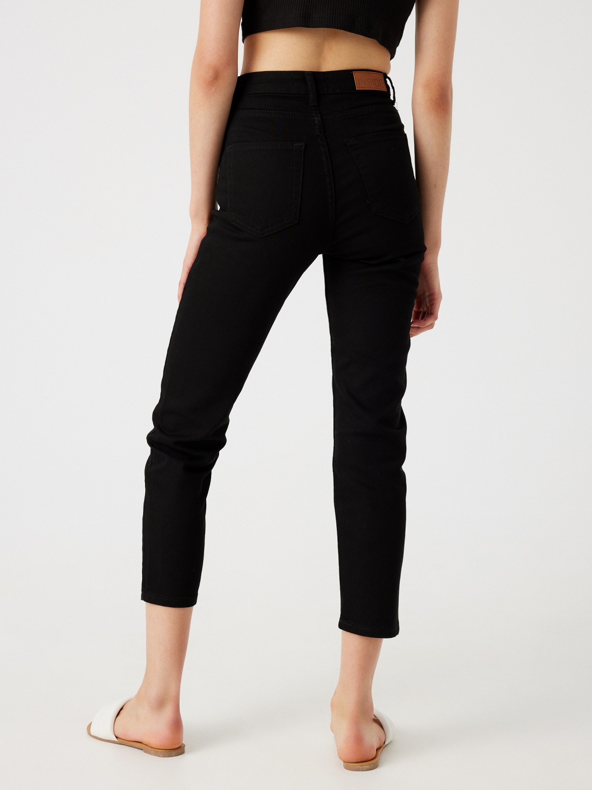 Jeans mom fit cinco bolsillos negro vista media trasera